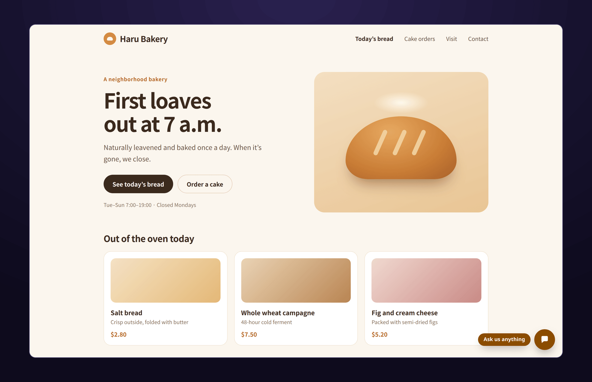 Haru Bakeryのサイトのホームページ。見出し「First loaves out at 7 a.m.」と今日焼いた3種類のパンが表示され、右下の隅に「Ask us anything」（何でも聞いてください）と書かれた丸い吹き出しのボタンが浮かんでいる。